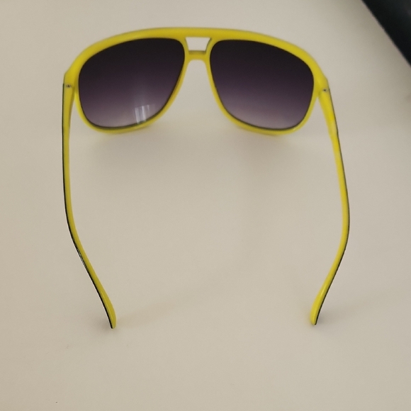 Stylish Black and Yellow Sunglasses - Picture 4 of 11